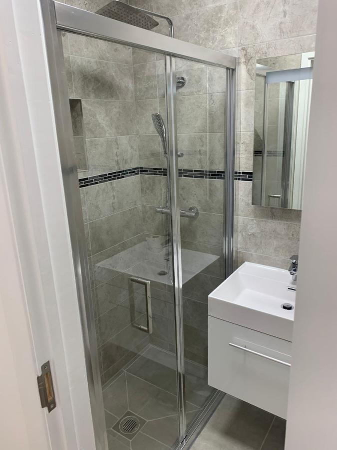 Lovely En-Suite Studio With Kitchen And Free Parking With Walking Distance To Tube Station And Short Train Ride To Central London!! Northwood  Buitenkant foto